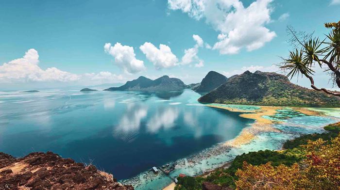 Malaysia, Borneo, Sabah Bohey Dulang med udsigt over landskab med bjerge og vand