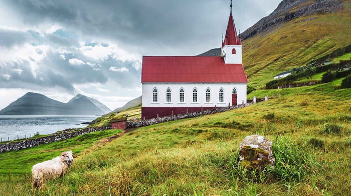 Færøerne, Husar Kalsoy, Kirke, Får, Mark, Havet, Bjerge