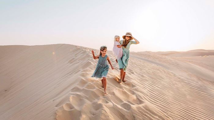 Dubai Kvinde med to Børn i Ørkenen