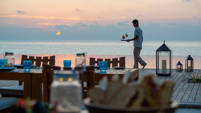 Maldiverne Gaafu Alifu Atoll The Residence Maldives Dhigurah Waiter