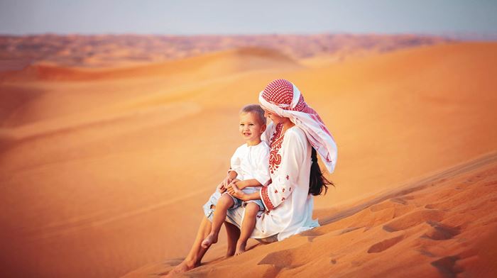 Dubai Kvinde med Barn på skødet i Ørken