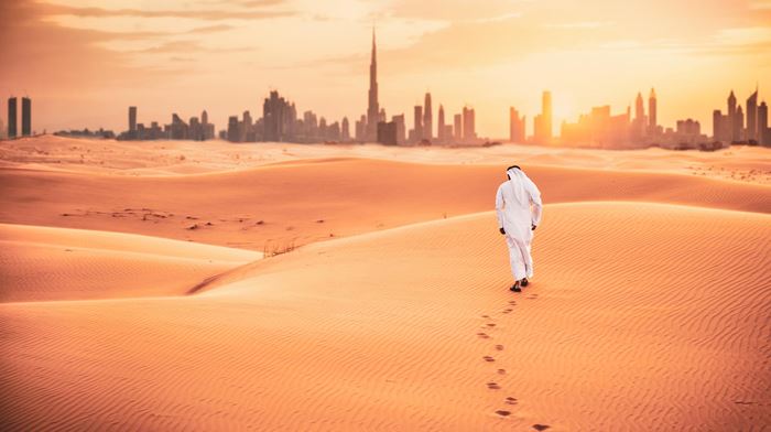 Dubai Arabisk mand går i ørkenen, Ørken Sand Fodspor