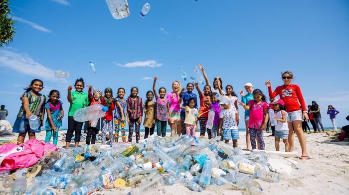 Maldiverne Soneva Cleaning Up Plastic