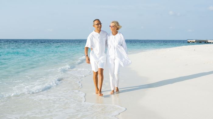 Rejser til Soneva Maldiverne Sonu og Eva på stranden 