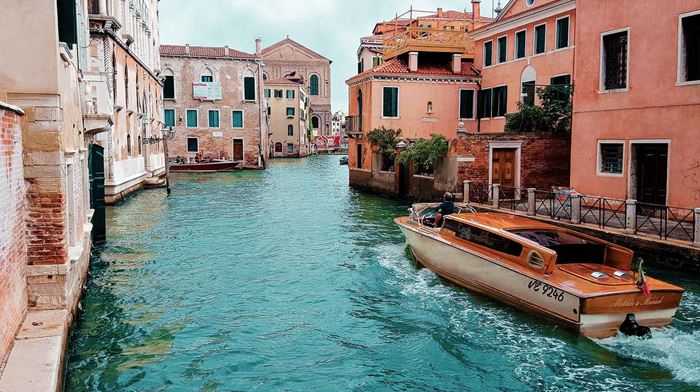 Italien Venedig Båd i kanal