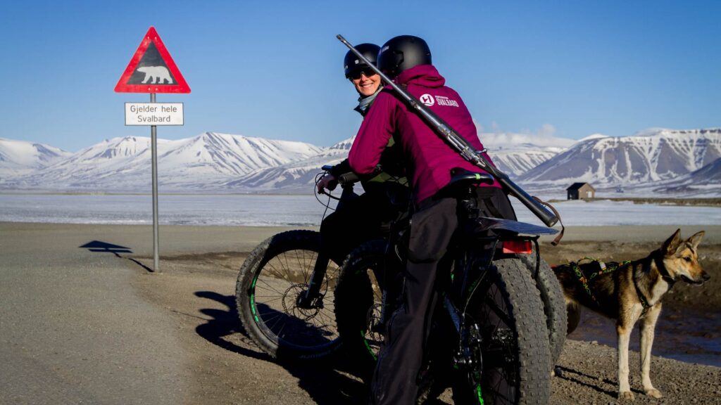 To kvinder og en hund på cykeltur