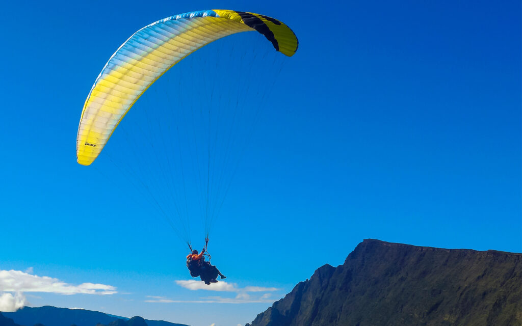 Reunion Paraglider I Luften Mellem Bjergene