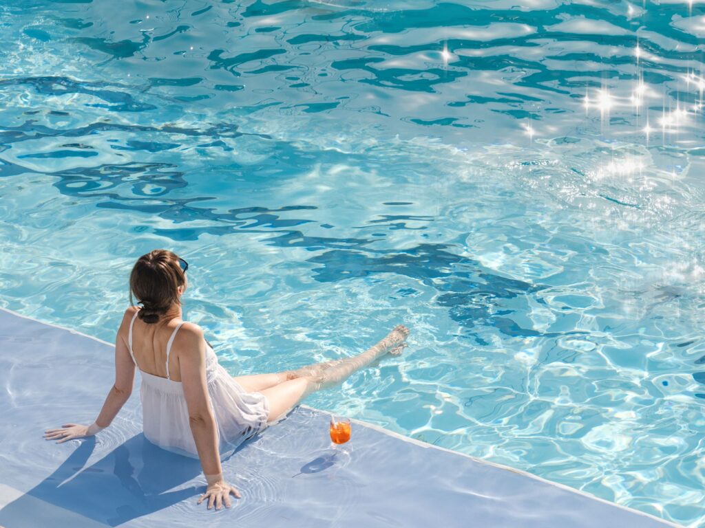 kvinde ved pool