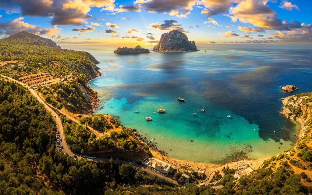 Spanien ibiza cala dhort strand vedra klippen