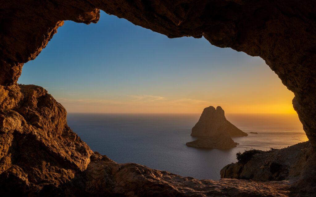 Es Vedrà-klipperne ved Ibiza ved solnedgang, Spanien